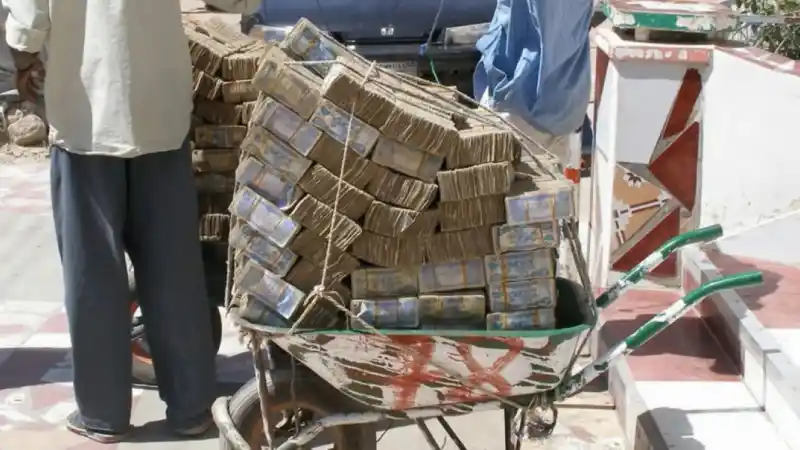 Peníze se vozí na nákup na kolečku v Zimbabwe