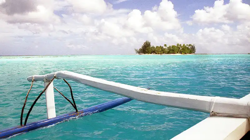 Bora Bora s tyrkysovou barvou laguny