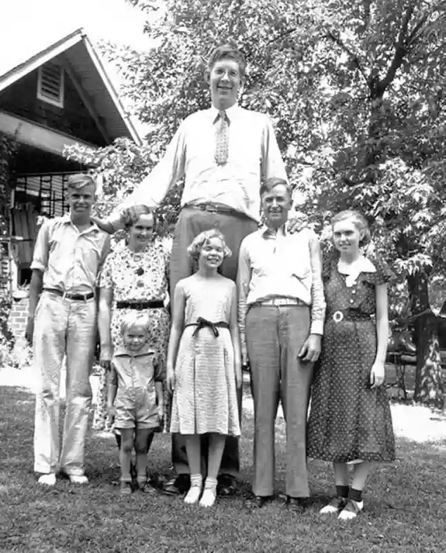 Robert wadlow s rodinou 1935